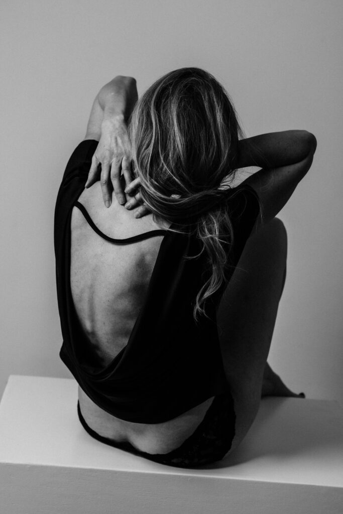Black and white anonymous contemporary portrait of woman from the back, vancouver boudoir studio