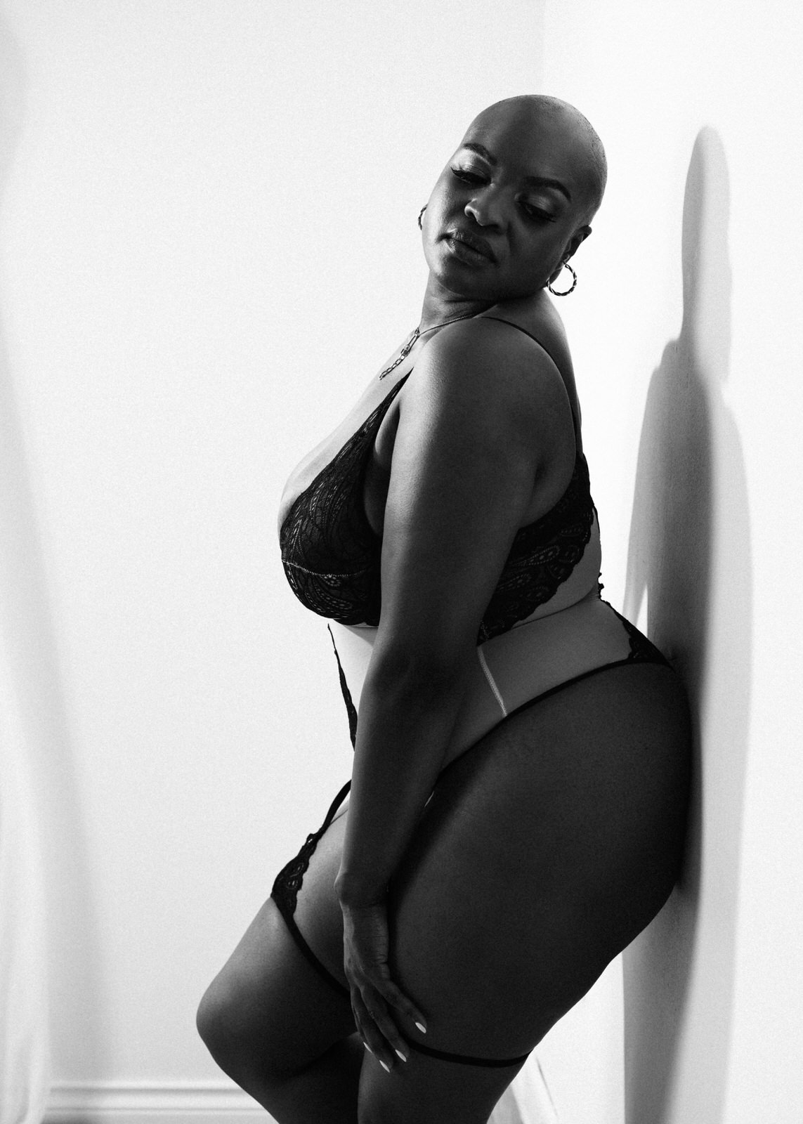 vancouver boudoir photographer image of plus size black woman with alopecia wearing lingerie